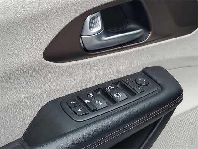 2017 Chrysler Pacifica Touring-L