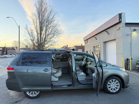 2014 Toyota Sienna LE 7-Passenger