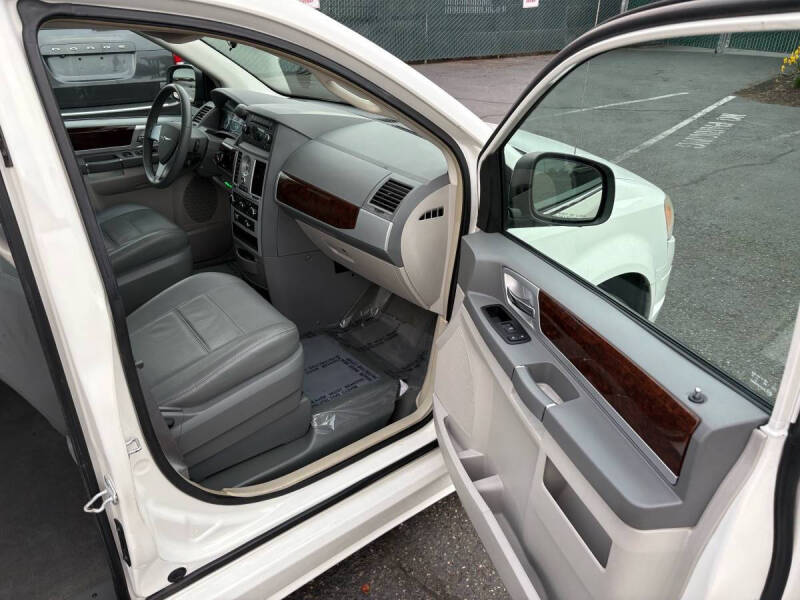 2009 Chrysler Town and Country Touring