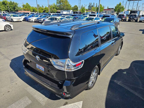 2017 Toyota Sienna SE Premium 8-Passenger