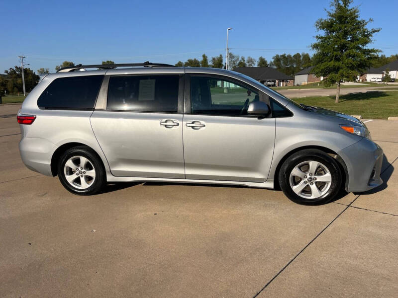 2020 Toyota Sienna LE photo 8