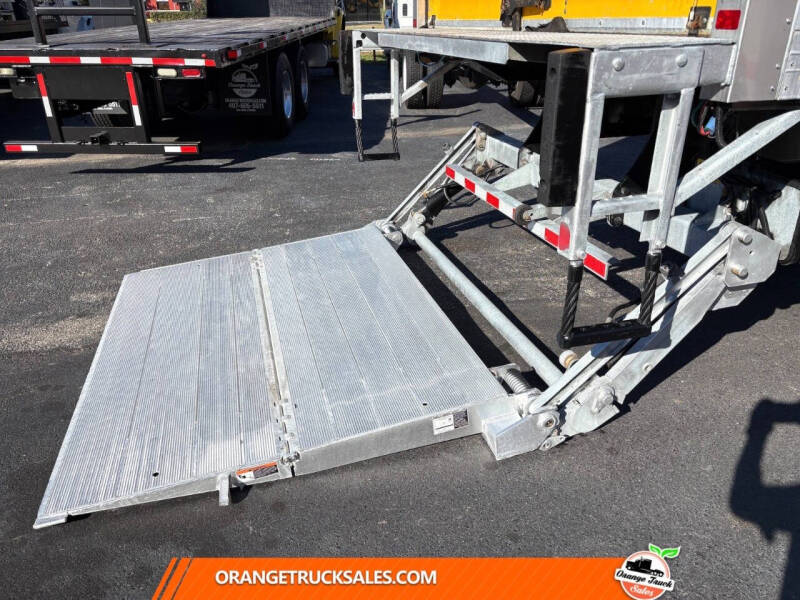 2019 Freightliner M2 106