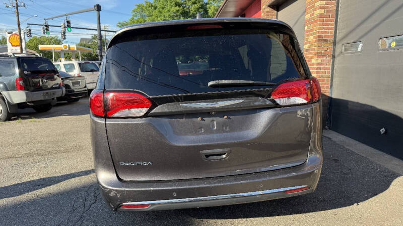 2017 Chrysler Pacifica Touring-L
