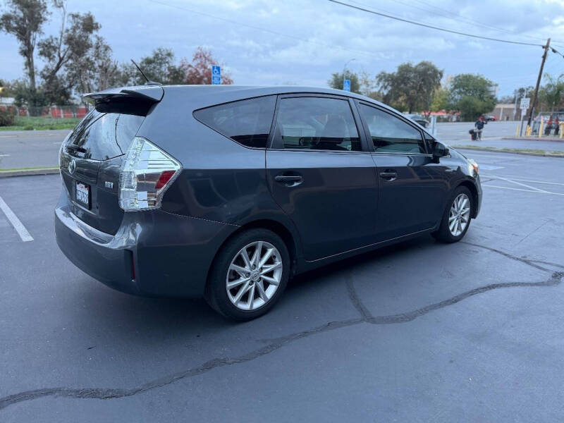 2014 Toyota Prius v Five