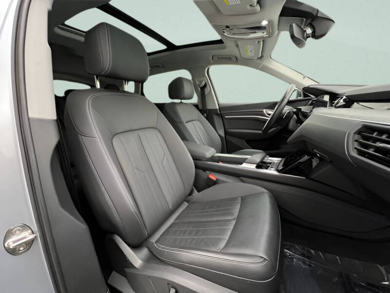 2022 Audi e-tron quattro Premium