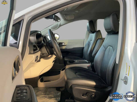 2024 Chrysler Pacifica Plug-In Hybrid Select