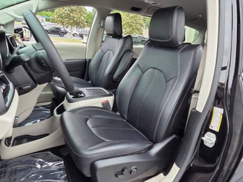 2024 Chrysler Pacifica Plug-In Hybrid Select