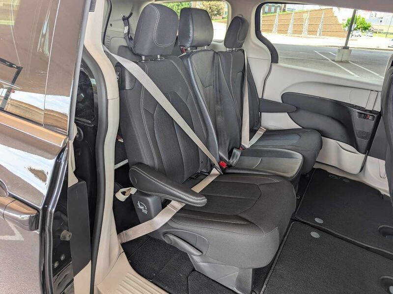 2023 Chrysler Voyager LX