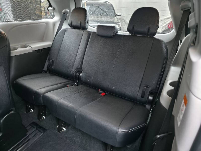 2016 Toyota Sienna SE 8-Passenger