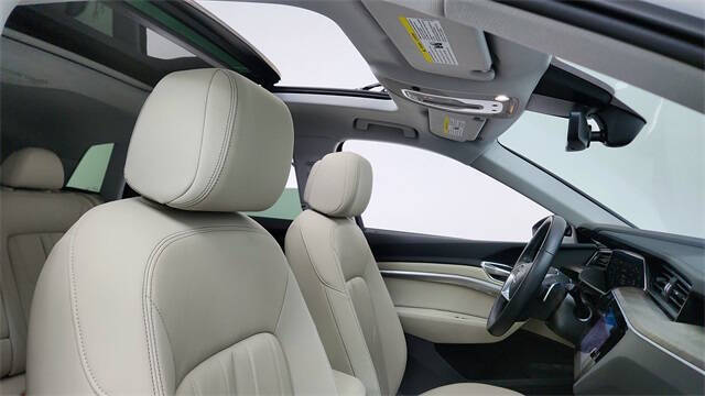 2022 Audi e-tron quattro Premium