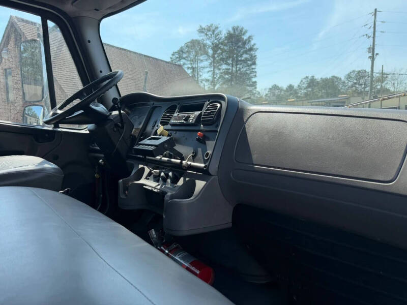 2005 Freightliner M2 106