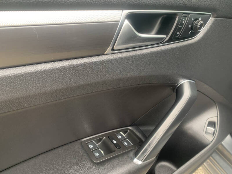 2017 Volkswagen Passat 1.8T R-Line