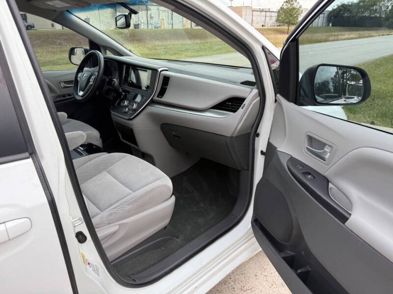 2017 Toyota Sienna LE 8-Passenger