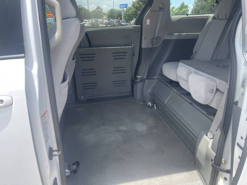 2015 Toyota Sienna LE Mobility 7-Passenger