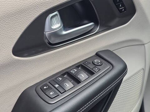 2024 Chrysler Pacifica Plug-In Hybrid Select