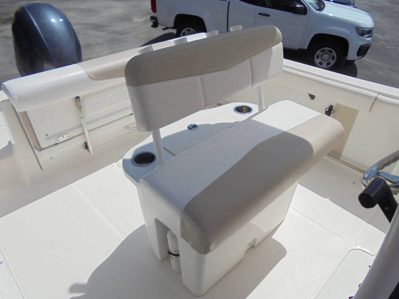 2017 Robalo R222