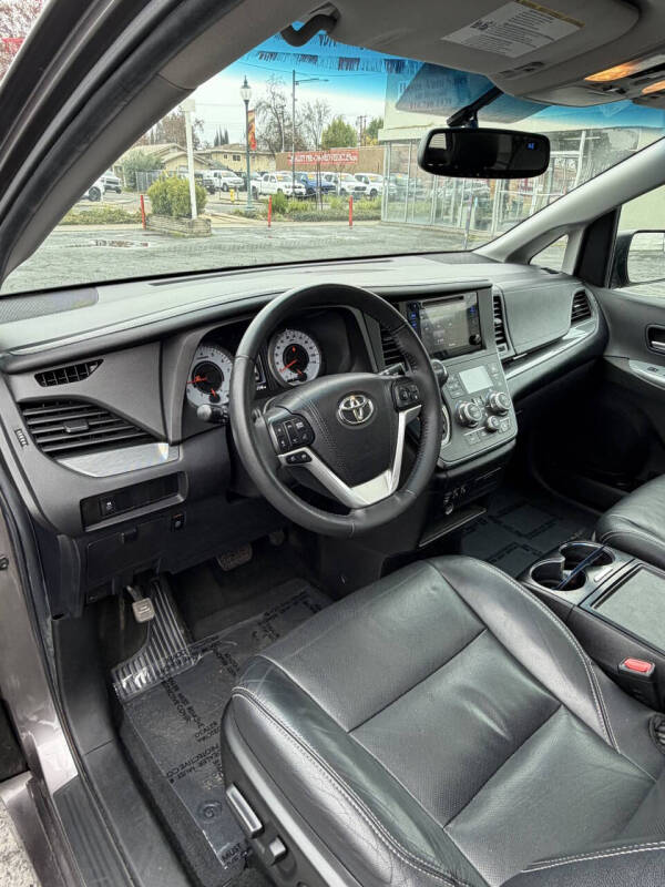 2016 Toyota Sienna SE Premium 8-Passenger