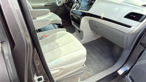 2013 Toyota Sienna LE 8-Passenger