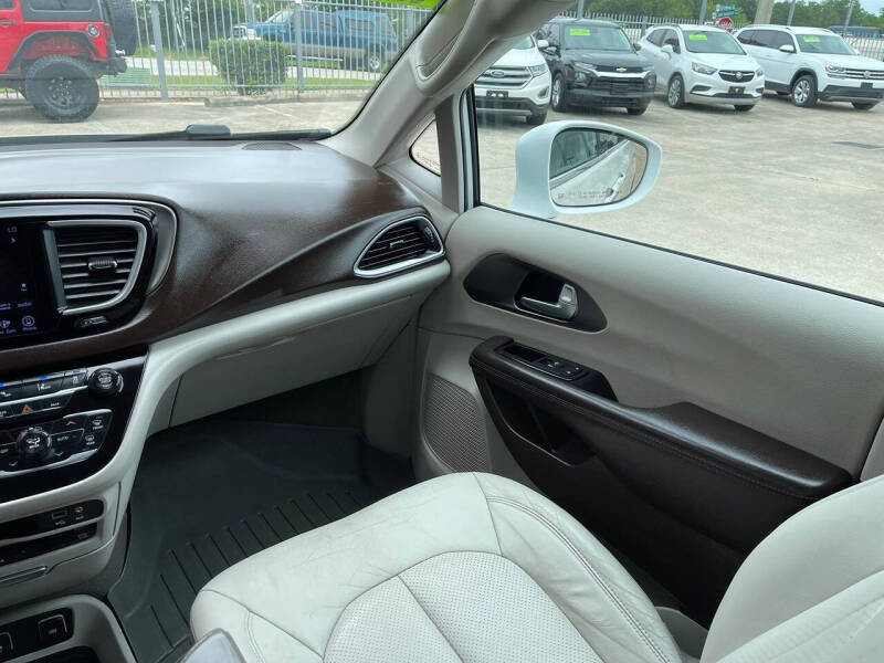 2017 Chrysler Pacifica Touring-L Plus
