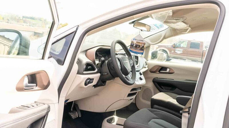 2022 Chrysler Voyager LX