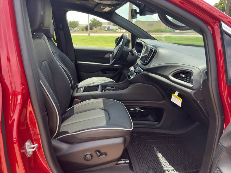 2027 Chrysler Pacifica Limited
