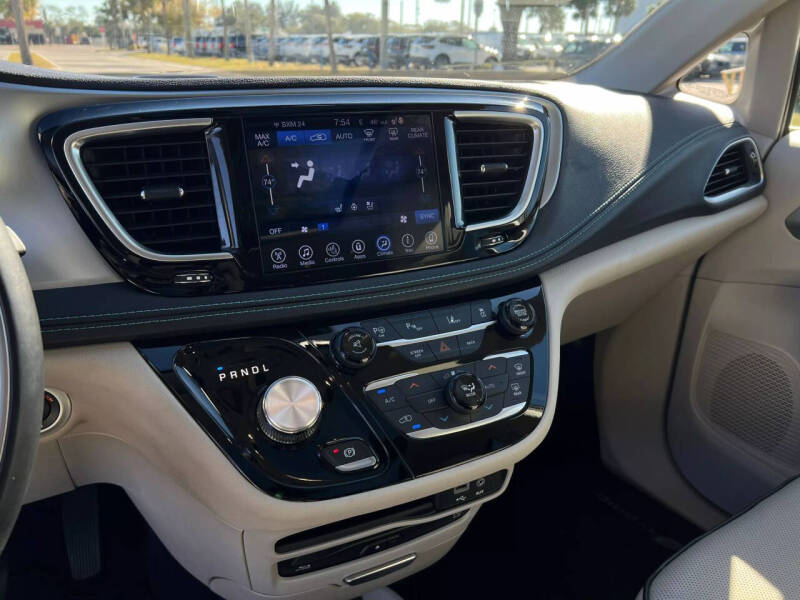 2017 Chrysler Pacifica Hybrid Platinum