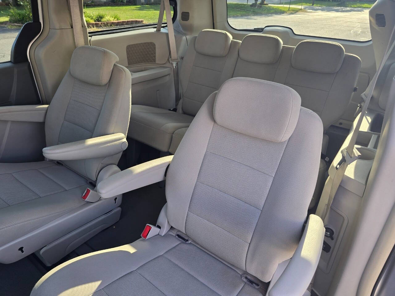 2008 Dodge Grand Caravan for sale at QUEENSGATE AUTO SALES in York, PA