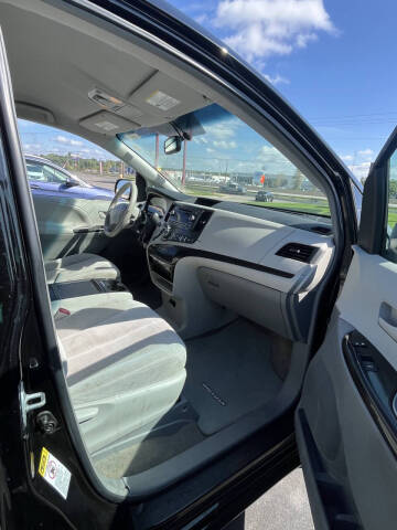 2013 Toyota Sienna LE 8-Passenger