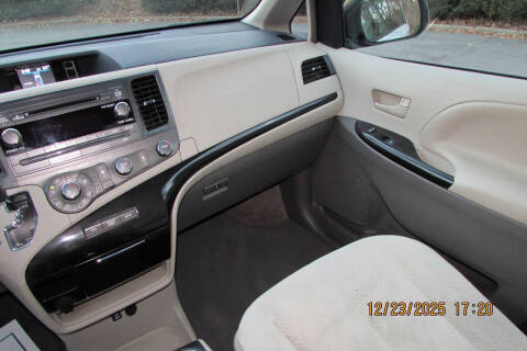 2012 Toyota Sienna LE 8-Passenger