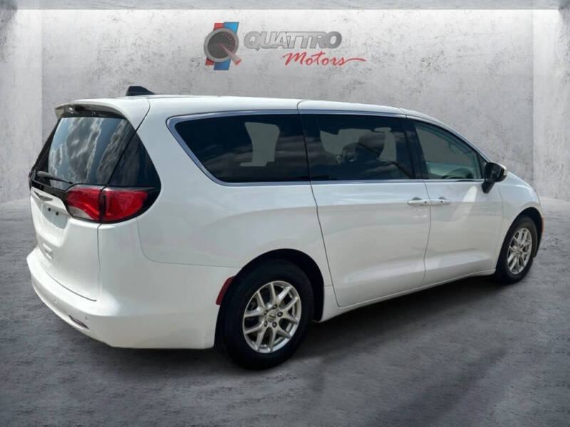 2022 Chrysler Voyager LX