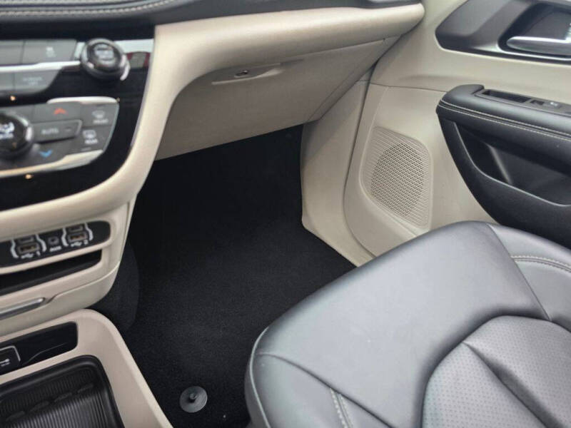 2024 Chrysler Pacifica Plug-In Hybrid Select
