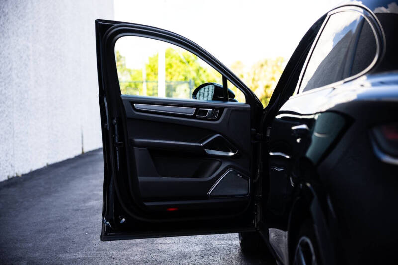 2022 Porsche Cayenne Turbo S E-Hybrid Coupe