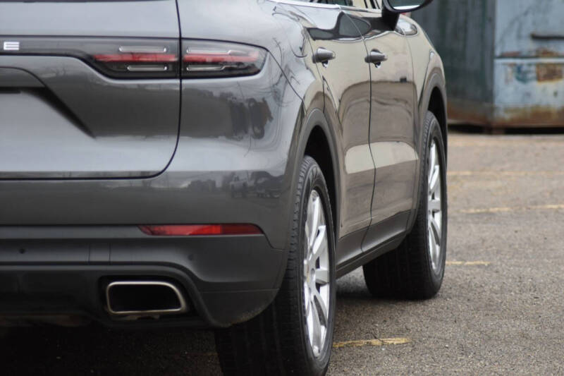 2023 Porsche Cayenne null photo 18