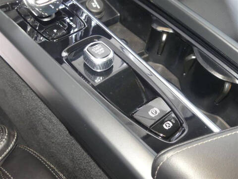 2023 Volvo XC60 B5 Ultimate Dark Theme