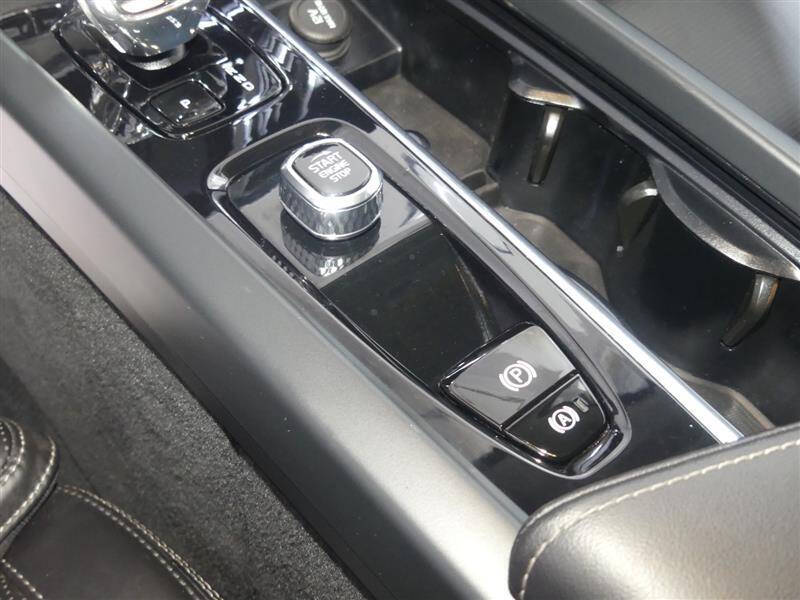 2023 Volvo XC60 B5 Ultimate Dark Theme
