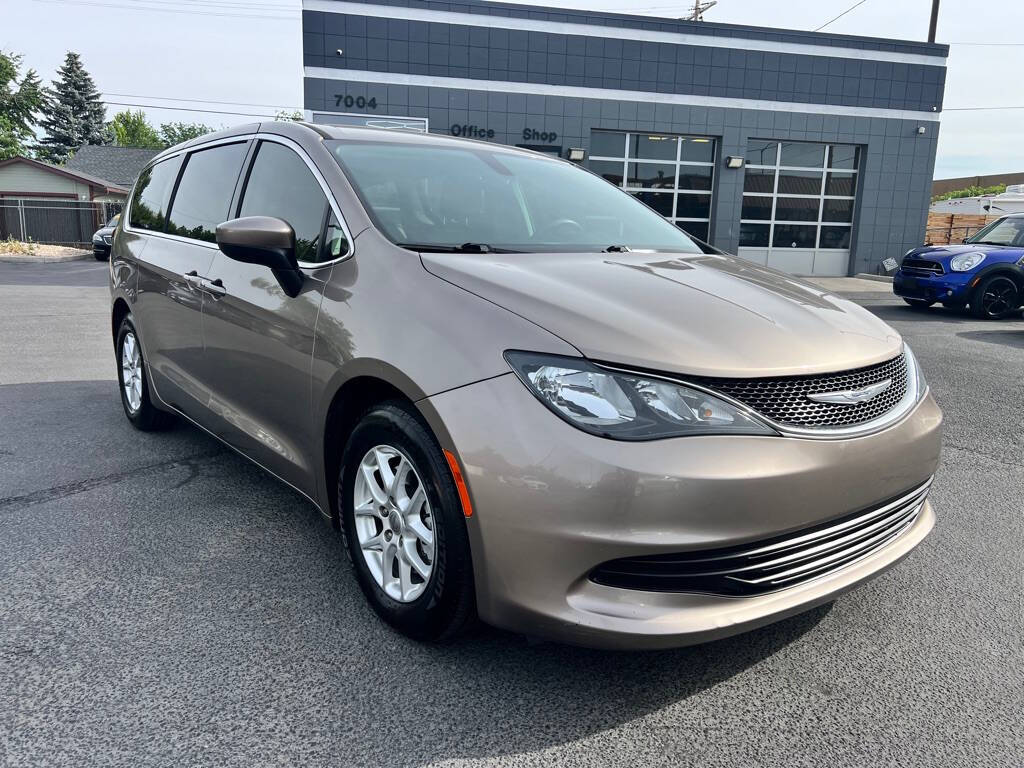 Silver 2017 Chrysler Pacifica Touring Touring 4dr Mini-Van 1