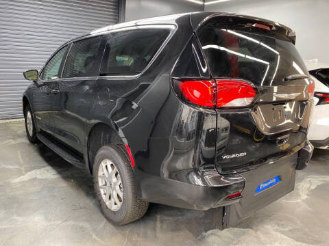 2023 Chrysler Voyager LX