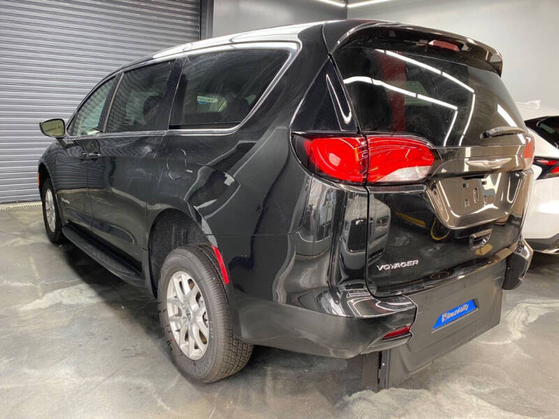 2023 Chrysler Voyager LX