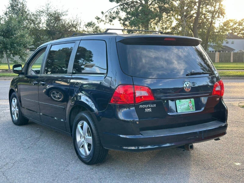 2011 Volkswagen Routan SE