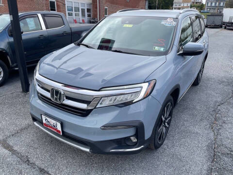 2022 Honda Pilot Touring w/Rear Captain's Chairs