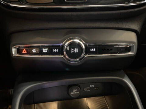 2025 Volvo XC40 B5 Plus Bright Theme