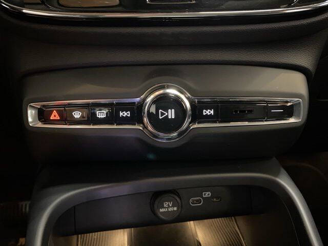 2025 Volvo XC40 B5 Plus Bright Theme