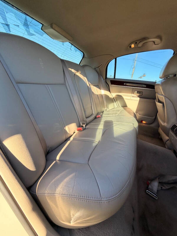 2005 Lincoln Town Car Signature Limited