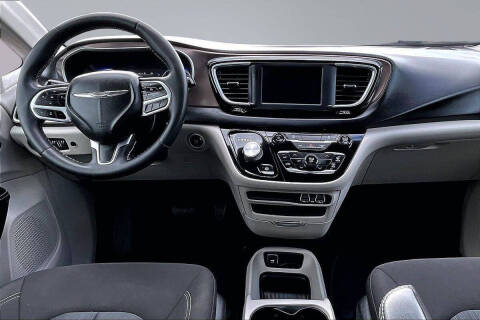 2022 Chrysler Voyager LX
