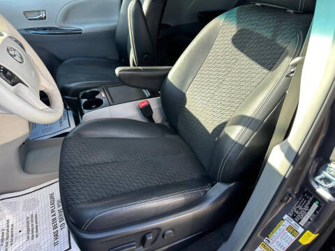 2014 Toyota Sienna SE 8-Passenger