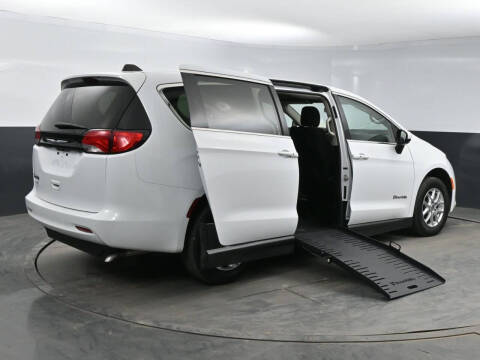 2022 Chrysler Voyager LX