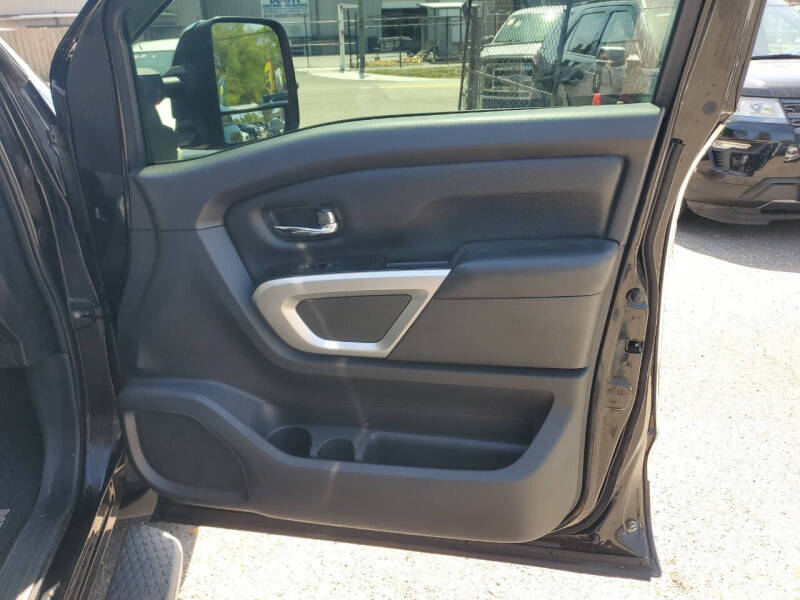 2017 Nissan Titan SV