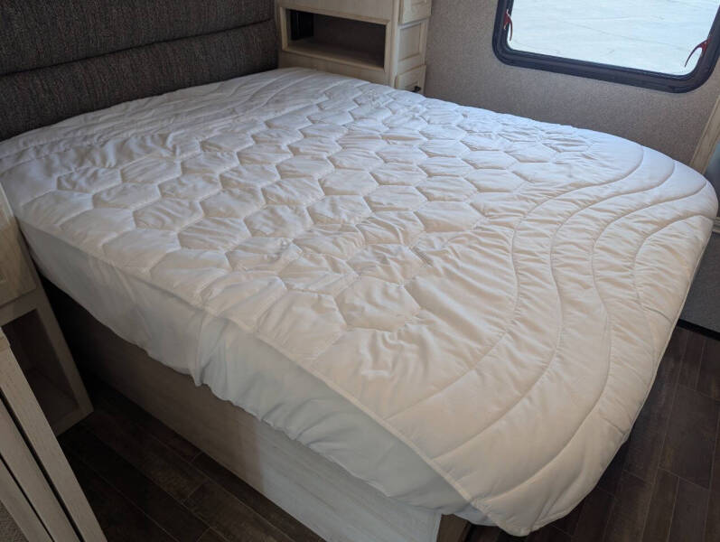 2021 Winnebago Adventurer 29B / 30ft
