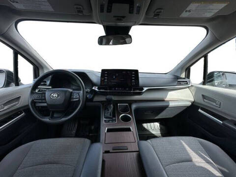 2022 Toyota Sienna LE 8-Passenger