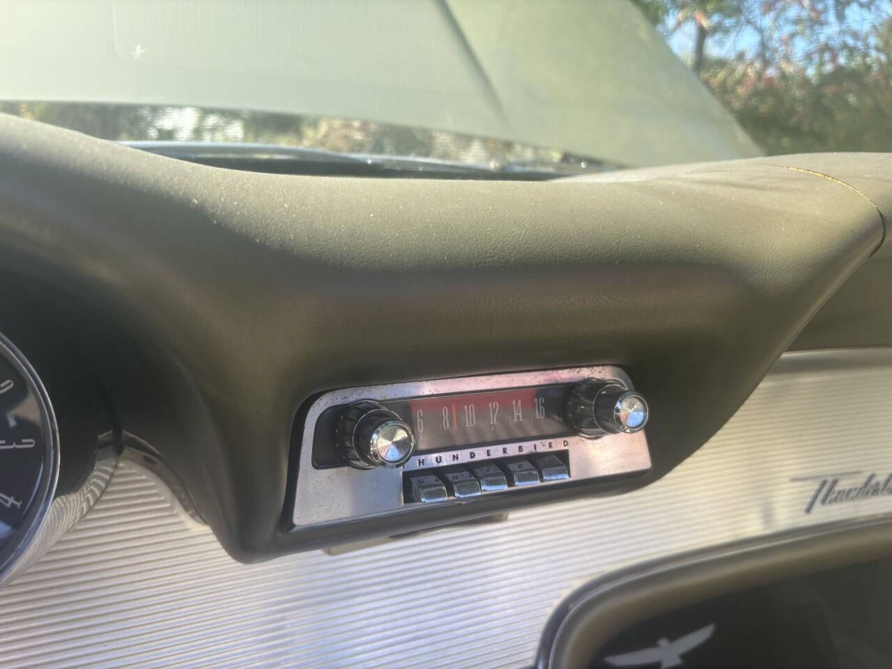1963 Ford Thunderbird 24